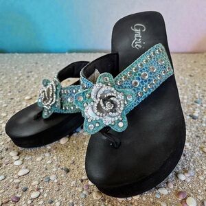 GRAZIE Studded Bling Flower Leather Upper Platform Wedge Flip Flops Sz 8.5 Y2K